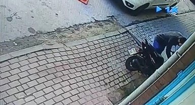 Marketin önünde duran motosikleti güpegündüz çaldı