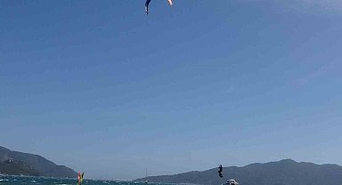 Marmaris'te sörfçüler renkli görüntüler oluşturdu