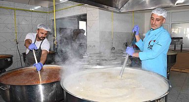 Menemen Belediyesi Aşevinden her gün 10 bin kişilik sıcak yemek