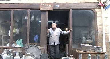 Mesleğinin son temsilcilerinden kalaycı Mustafa usta zanaatini yarım asırdır yaşatıyor