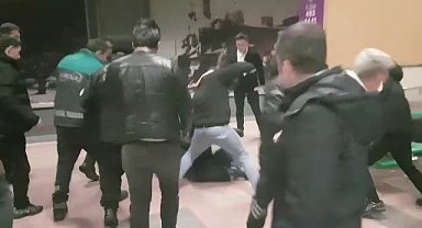 Metro istasyonundaki kavgada yumruklar konuştu