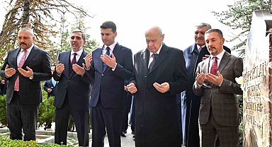 MHP lideri Bahçeli, Alparslan Türkeş'in kabrini ziyaret etti