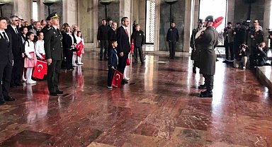 Milli Eğitim Bakanı Özer, çocuklarla birlikte Anıtkabir'de