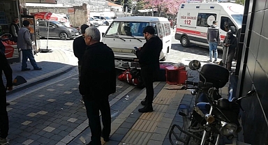 Minibüsün altına giren motosikletli kurye hastaneye kaldırıldı