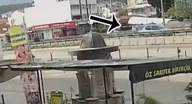 Motosikletin araca çarptığı kaza güvenlik kamerasına yansıdı