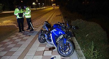 Motosikletteki kaskı başına takmadı, kazada ağır yaralandı