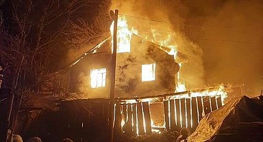 Nallıhan'da çıkan yangında 3 ev küle döndü