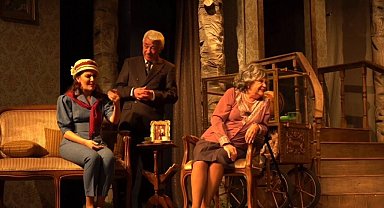 Nevra Serezli'yi sahnelere döndüren "Ağaçlar Ayakta Ölür" Türkiye turnesinde