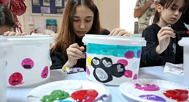 Nilüfer'de çocuklar mama ve su kaplarını boyadı