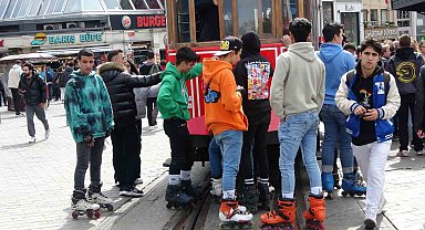 Nostaljik tramvayda paten kuyruğu