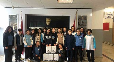 Okulda ürettikleri bileklikleri satarak depremzedelere yardımda bulundular