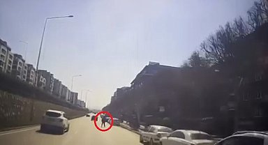 Otobüse binmek için yola böyle atladı, geciken yolcular tepki gösterdi