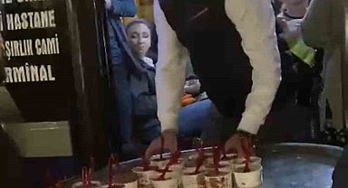 Otobüsleri durdurup yolculara helva ikram ettiler