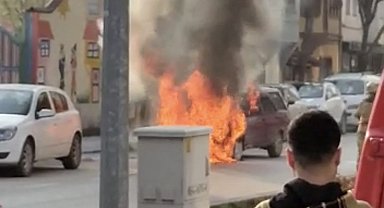 Otomobil alev alev yandı