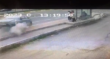 Otomobil duraktaki 5 kişiye çarptı, dehşet anları kameraya yansıdı
