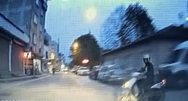 Otomobil motosikletli sürücüye böyle çarptı