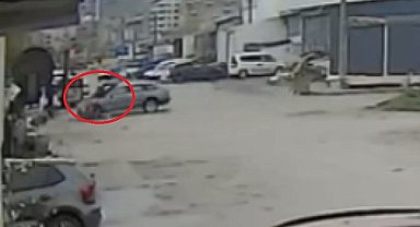 Otomobilin çarptığı motosikletli kurye havaya fırladı