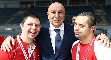 Özel sporcular madalyalarını Altınok'tan aldı