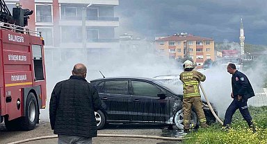 Park halindeki otomobilde yangın çıktı