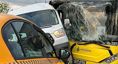 Pendik'te İETT otobüsü ile servis minibüsü çarpıştı: Yaralılar var