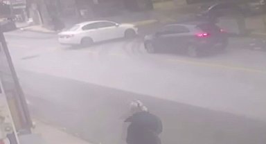 Pendik'te karşılıklı iki otomobilini içindeki şahıslar kurşun yağdırdı