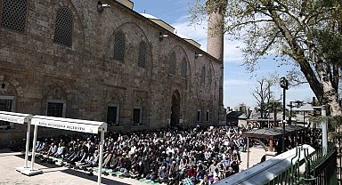 Ramazan ayının son cuması Bursa Ulucami doldu taştı