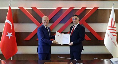 Rektör Çağlar mazbatasını aldı