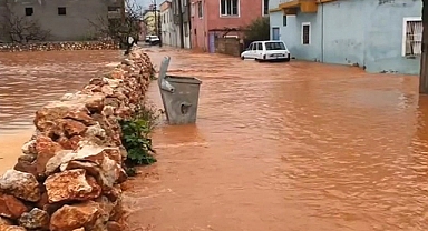 Sağanak Yağış Sele Neden Oldu   