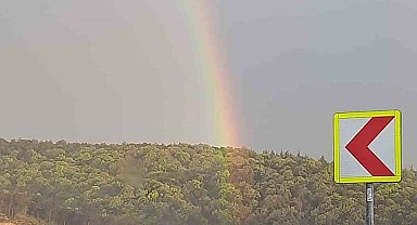 Sağanak yağış sonrası çıkan gökkuşağı renkli görüntüler oluşturdu