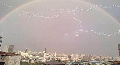 Sağanak yağış sonrası gökkuşağı renkli görüntüler oluşturdu