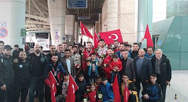 Şampiyon Taha Akgül ve Serbest Stil Güreş Milli Takımı Türkiye'ye döndü