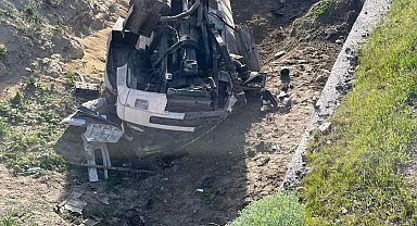 Şarampole devrilen kamyonun sürücüsü hayatını kaybetti