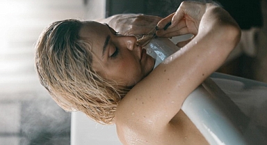 Şarkıcı Hadise'nin Küvette Verdiği Poz Sosyal Medyada Olay Yarattı