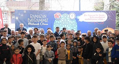 Şekerler ve harçlıklar Kahramankazan Belediye Başkanı Serhat Oğuz'dan