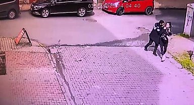 Sevgilisi olduğu iddia edilen kadını kendisinden kaçarken yakalayıp darp ettiği anlar kamerada