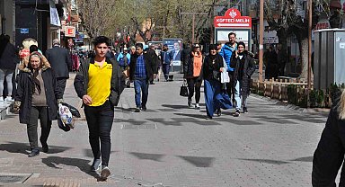 Sıcak havayı fırsat bilen vatandaşlar dışarıya akın etti