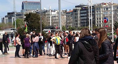 Sıcak havayı fırsat bilenler Taksim'e akın etti