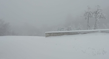 Sındırgı Merkezde Yağmur, Ulus Dağında Nisan Karı Etkili Oldu   