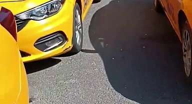 Taksi durağında taksiye binemeyen vatandaş isyan etti