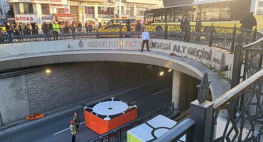 Taksim'de Ukraynalı şahıs 'Savaşa hayır' diyerek intihar girişiminde bulundu