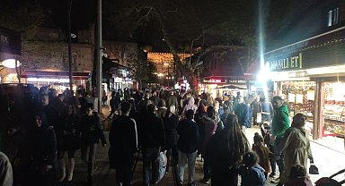 Tarihi çarşıda bayram kalabalığı