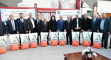 Tarım ve Orman Bakanı Kirişci, üreticilere tohum dağıttı