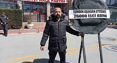 Tekirdağ Belediyesi tarafından işten çıkarılan işçiden CHP Genel Merkezi önünde siyah çelenkli eylem