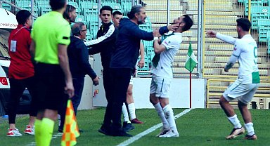 Teknik Direktör Ahmet Yıldırım, Bursasporlu futbolcunun boğazını sıktı