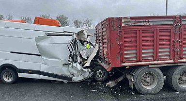 Tem otoyolunda arızalanan tıra panelvan araç çarptı: 1 yaralı