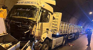 Tır şoförü, tünel duvarına çarptı