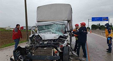 Tıra arkadan çarpan kamyonet sürücüsü sıkıştı