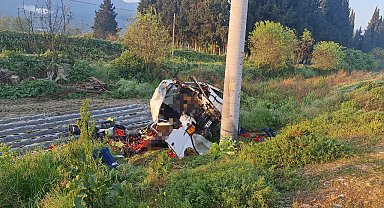 Tire'de minibüs elektrik direğine çarptı: 2 ölü, 1 yaralı
