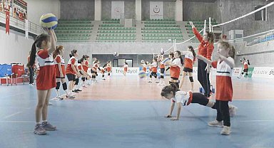 Trendyol, çadır kentlerde çocukları voleybolla buluşturacak