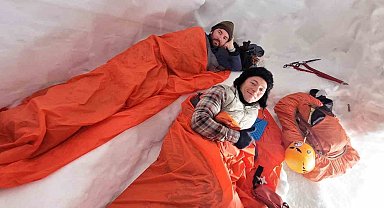 Uludağ'da nisan ortasında kar mağarası yapıp, gece konakladılar